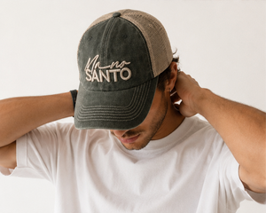 Gorra trucker Mano Santo con bordado 3D