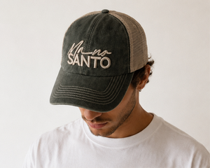 Gorra trucker Mano Santo con bordado 3D