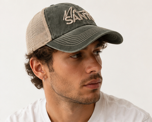 Gorra trucker Mano Santo con bordado 3D