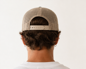 Gorra trucker Mano Santo con bordado 3D